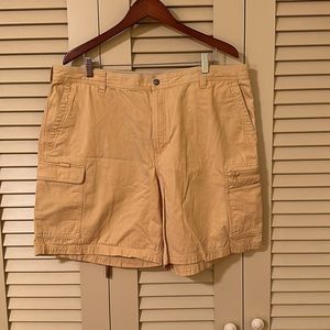 Men’s 40 inch yellow Columbia cargo shorts